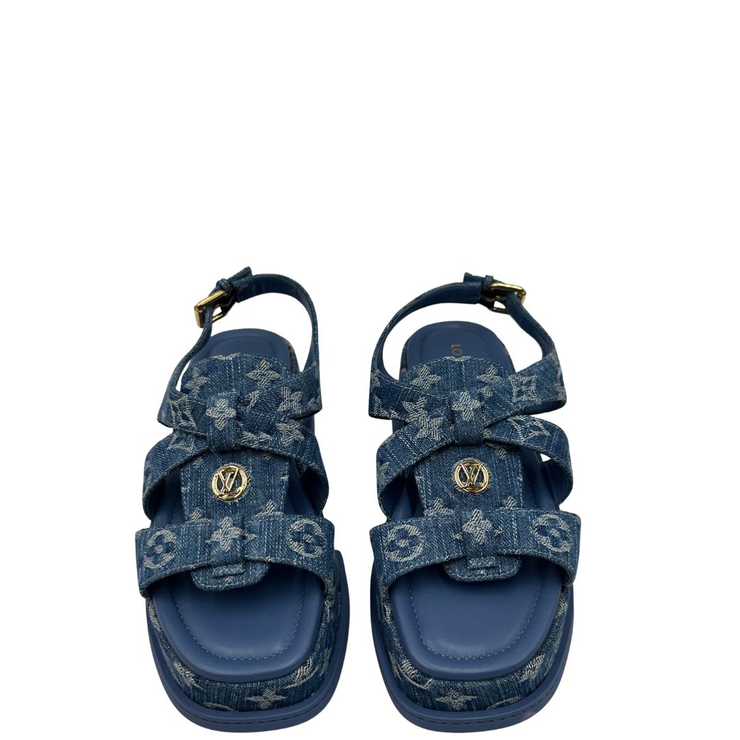  ll sandalo flatform Maya è proposto in denim e impreziosito dall'iconico motivo Monogram