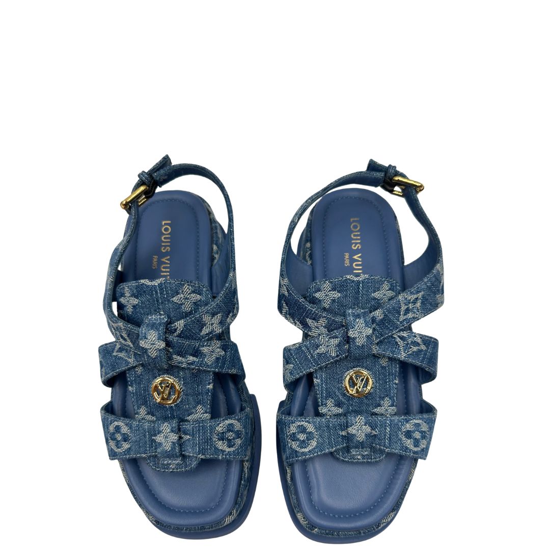  ll sandalo flatform Maya è proposto in denim e impreziosito dall'iconico motivo Monogram