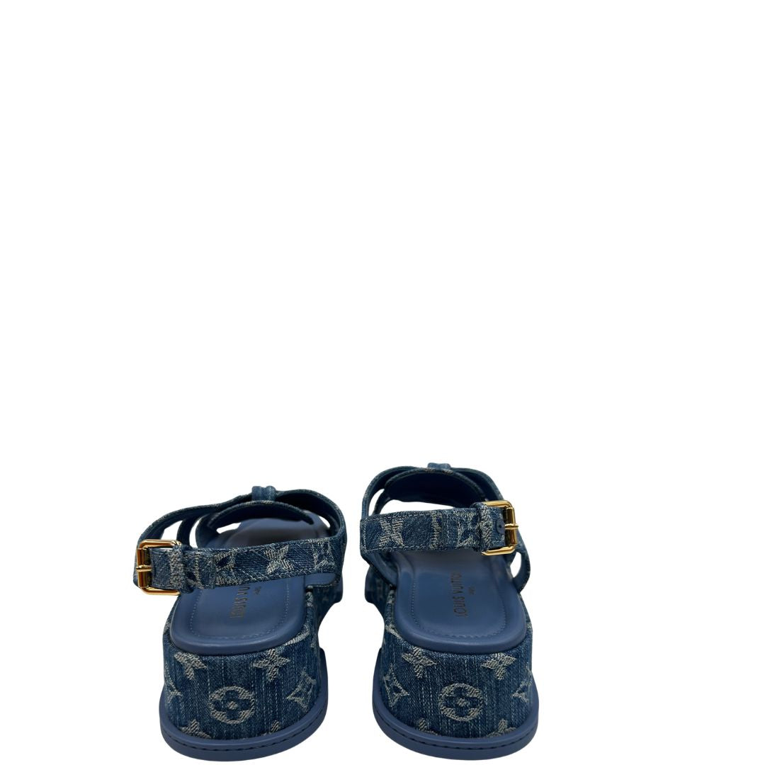  ll sandalo flatform Maya è proposto in denim e impreziosito dall'iconico motivo Monogram