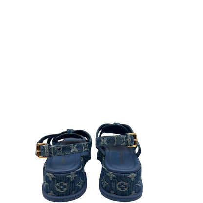  ll sandalo flatform Maya è proposto in denim e impreziosito dall'iconico motivo Monogram