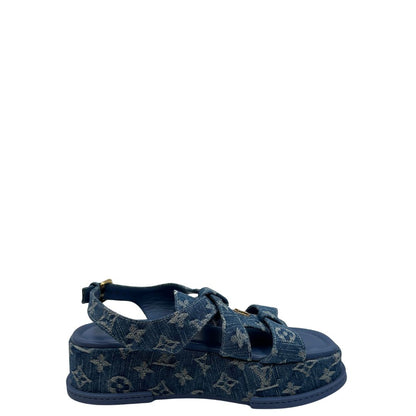  ll sandalo flatform Maya è proposto in denim e impreziosito dall'iconico motivo Monogram