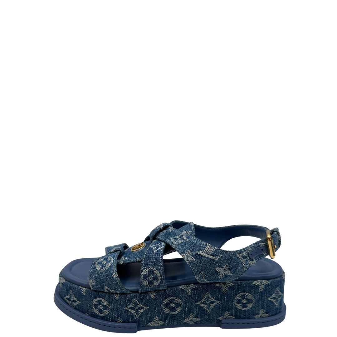  ll sandalo flatform Maya è proposto in denim e impreziosito dall'iconico motivo Monogram