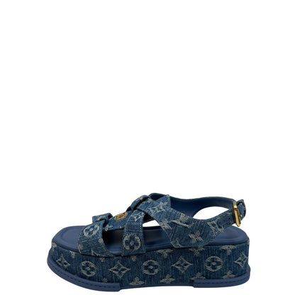  ll sandalo flatform Maya è proposto in denim e impreziosito dall'iconico motivo Monogram