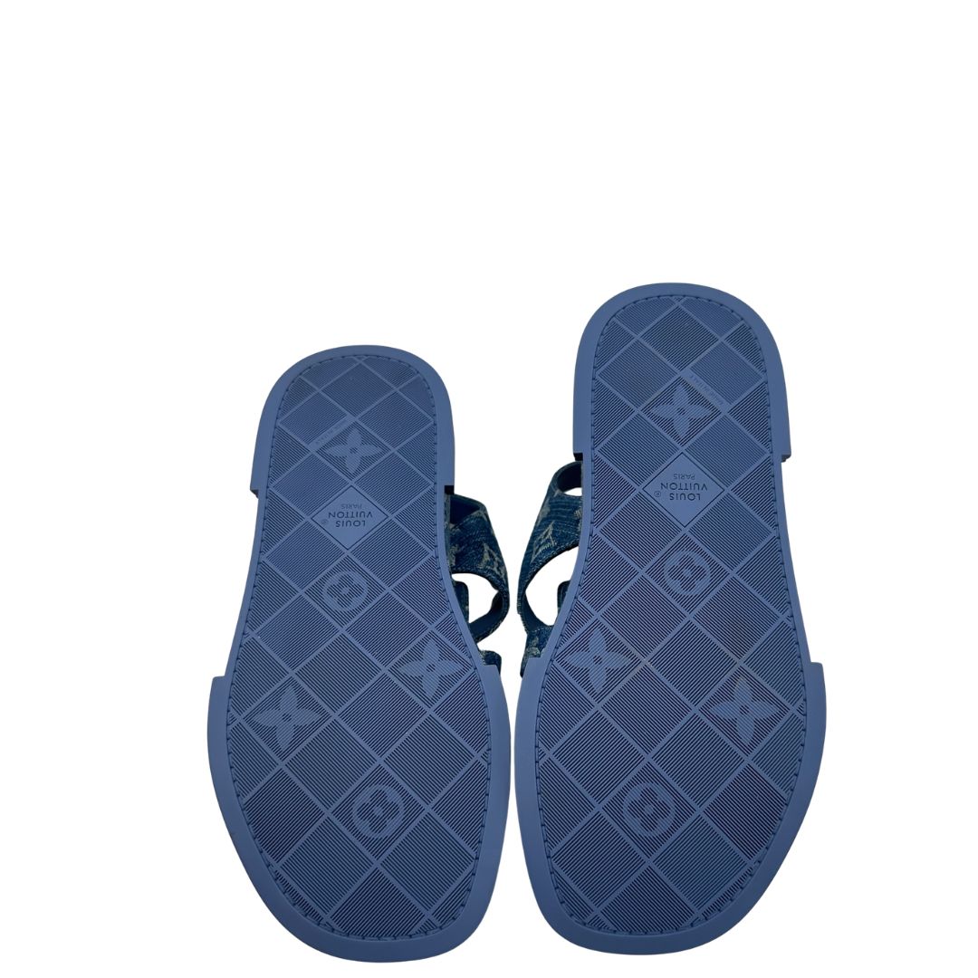  ll sandalo flatform Maya è proposto in denim e impreziosito dall'iconico motivo Monogram