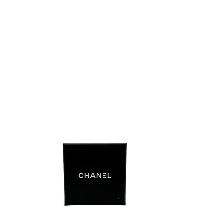 Orecchini CC Chanel un accessorio iconico e raffinato in metallo dorato, impreziositi da eleganti perle decorative. Originale, usati, in ottime condizioni.