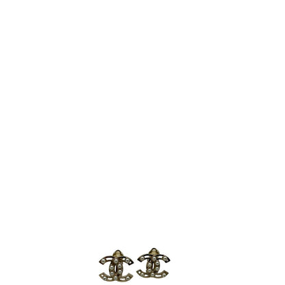 Orecchini CC Chanel un accessorio iconico e raffinato in metallo dorato, impreziositi da eleganti perle decorative. Originale, usati, in ottime condizioni.