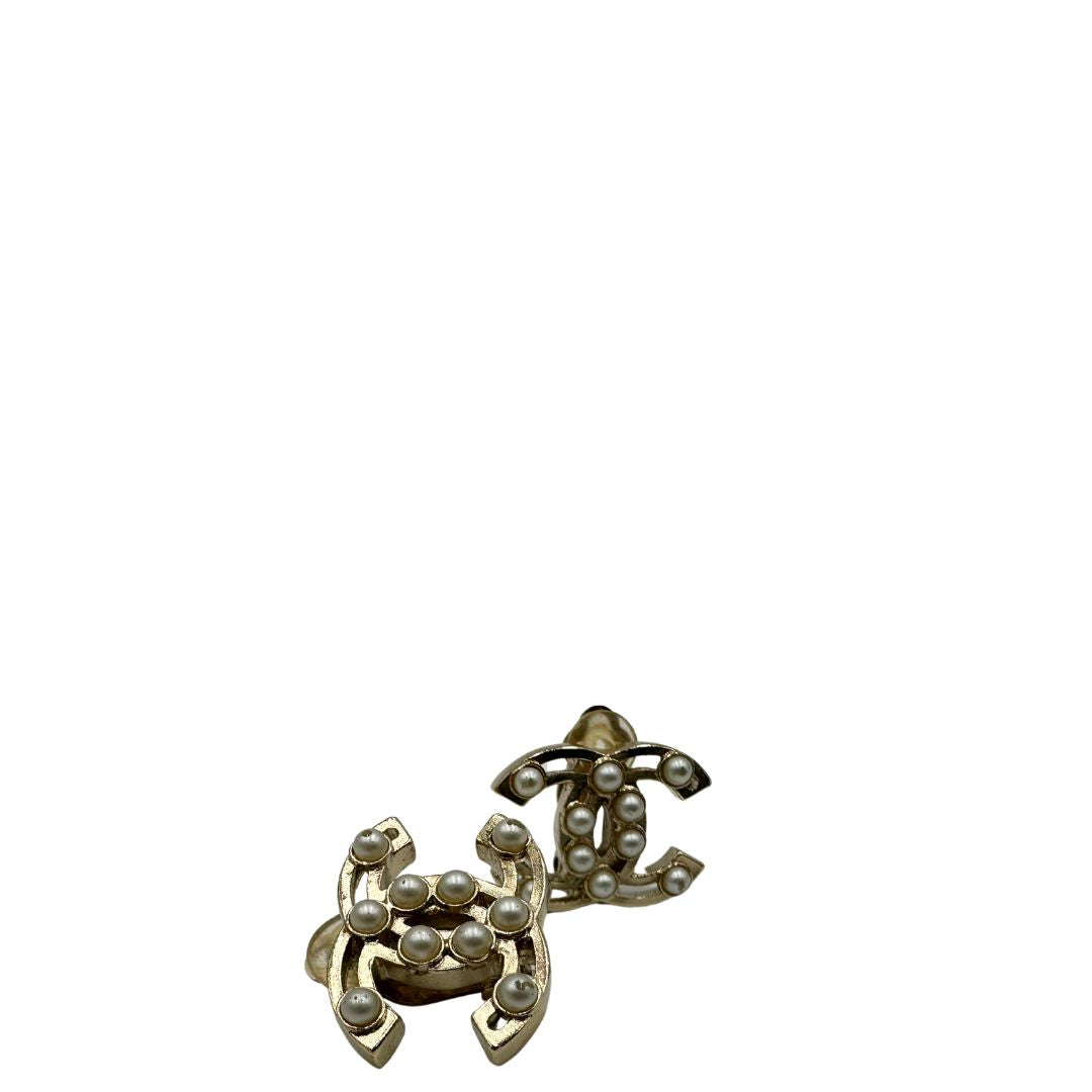 Orecchini CC Chanel un accessorio iconico e raffinato in metallo dorato, impreziositi da eleganti perle decorative. Originale, usati, in ottime condizioni.