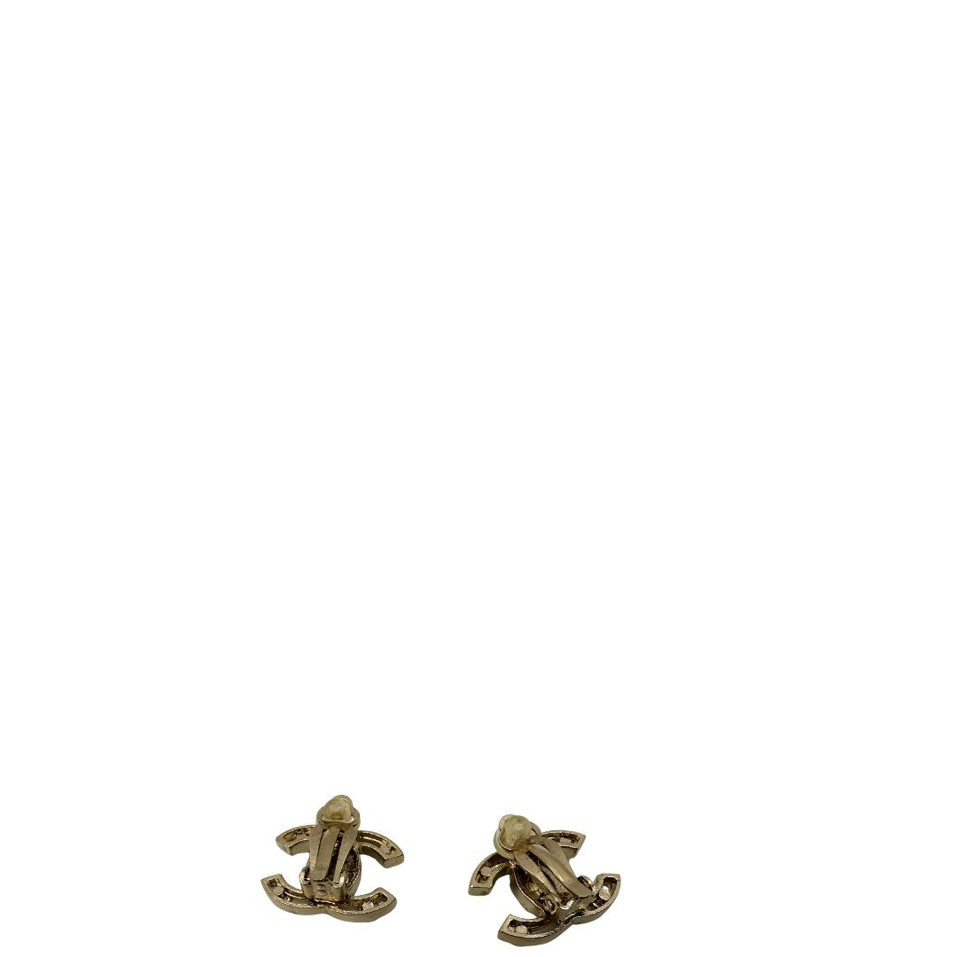 Orecchini CC Chanel un accessorio iconico e raffinato in metallo dorato, impreziositi da eleganti perle decorative. Originale, usati, in ottime condizioni.