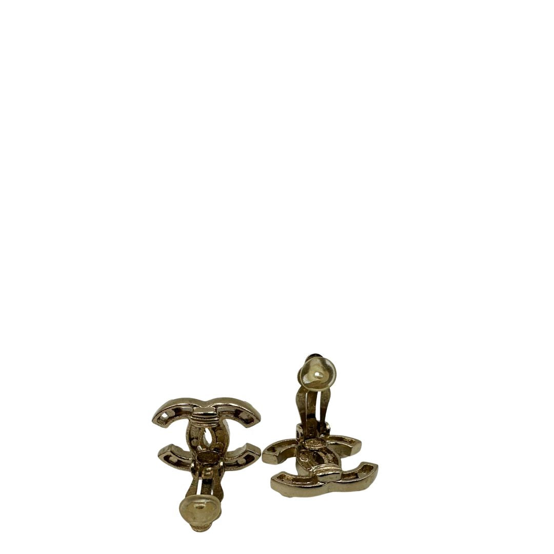 Orecchini CC Chanel un accessorio iconico e raffinato in metallo dorato, impreziositi da eleganti perle decorative. Originale, usati, in ottime condizioni.