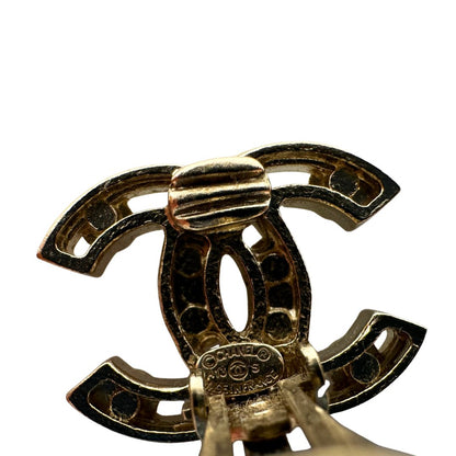 Orecchini CC Chanel un accessorio iconico e raffinato in metallo dorato, impreziositi da eleganti perle decorative. Originale, usati, in ottime condizioni.