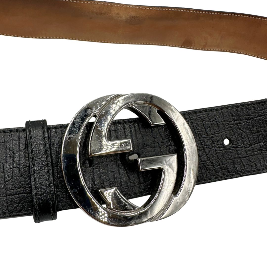 Cintura Gucci GG in pelle nera con il dettaglio web verde e rosso. Originale, usata, di lusso, in ottime condizioni.