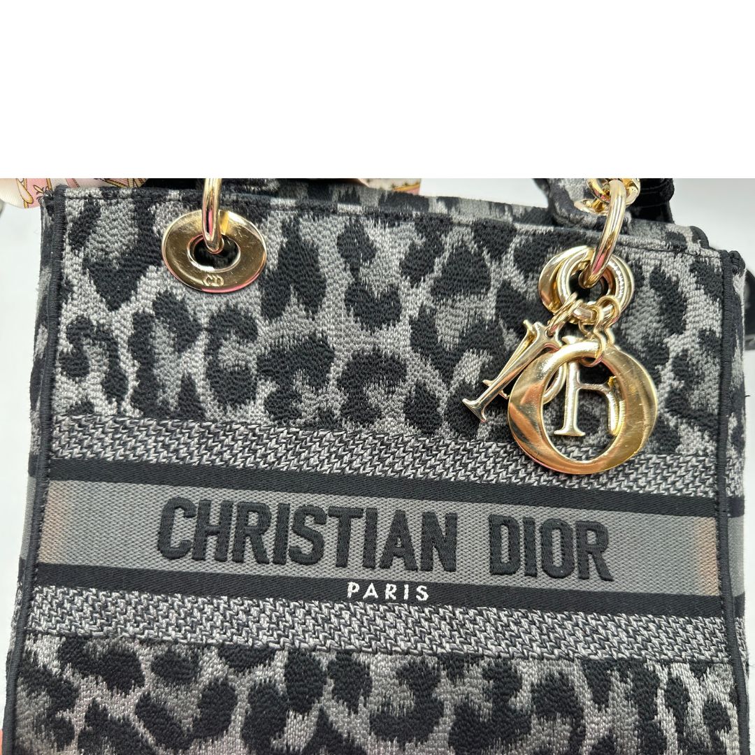 Borsa Lady D-Lite Christian Dior realizzata in tessuto grigio e nero con motivo animalier, di lusso, originale, usata