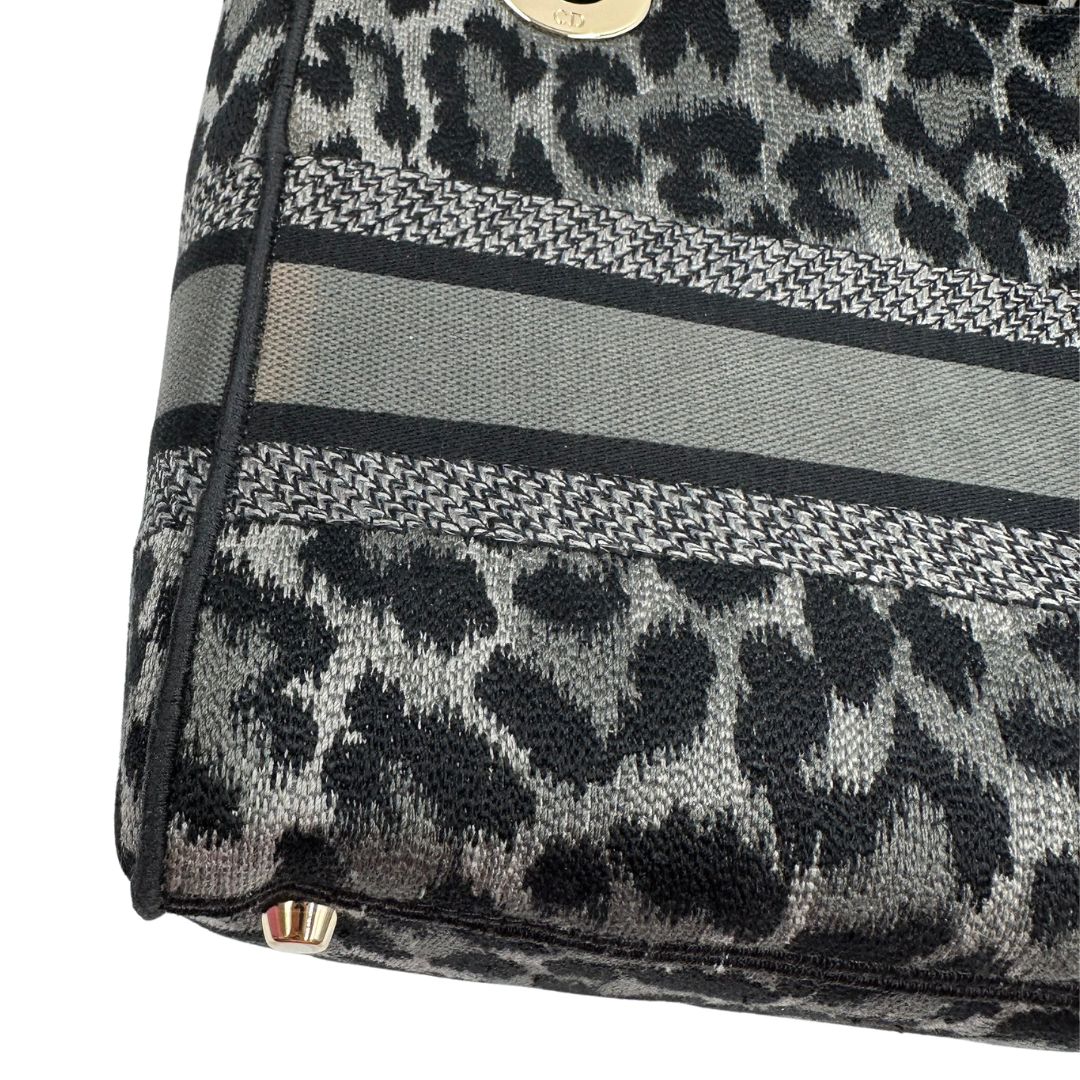 Borsa Lady D-Lite Christian Dior realizzata in tessuto grigio e nero con motivo animalier, di lusso, originale, usata