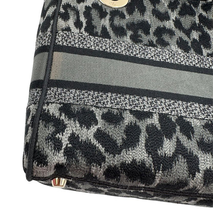 Borsa Lady D-Lite Christian Dior realizzata in tessuto grigio e nero con motivo animalier, di lusso, originale, usata
