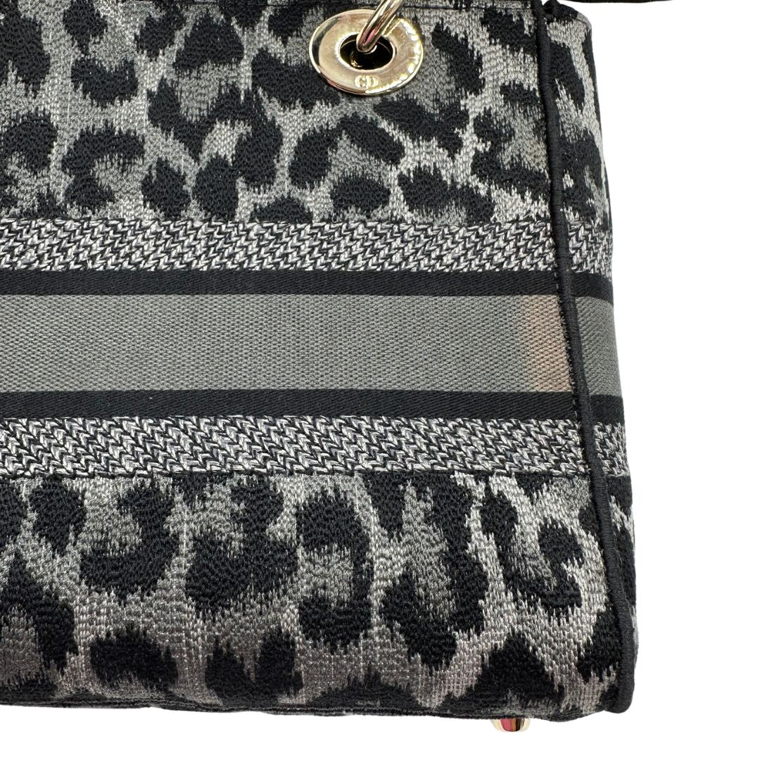 Borsa Lady D-Lite Christian Dior realizzata in tessuto grigio e nero con motivo animalier, di lusso, originale, usata