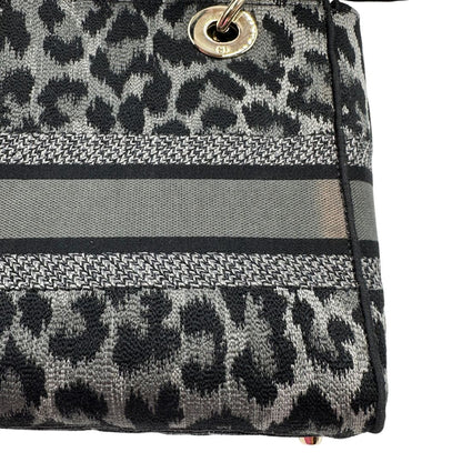Borsa Lady D-Lite Christian Dior realizzata in tessuto grigio e nero con motivo animalier, di lusso, originale, usata