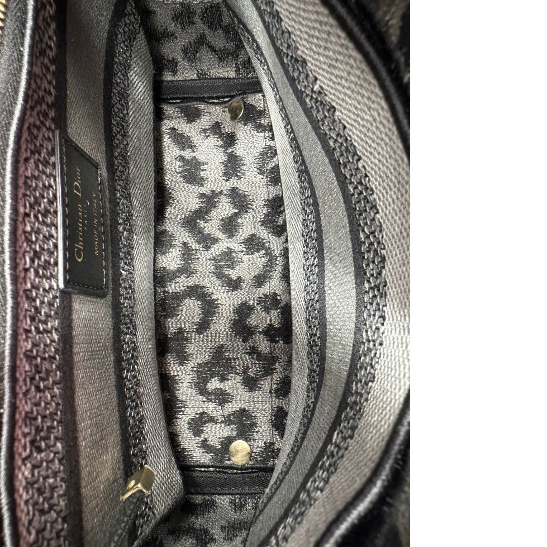 interno Borsa Lady D-Lite Christian Dior realizzata in tessuto grigio e nero con motivo animalier, di lusso, originale, usata 