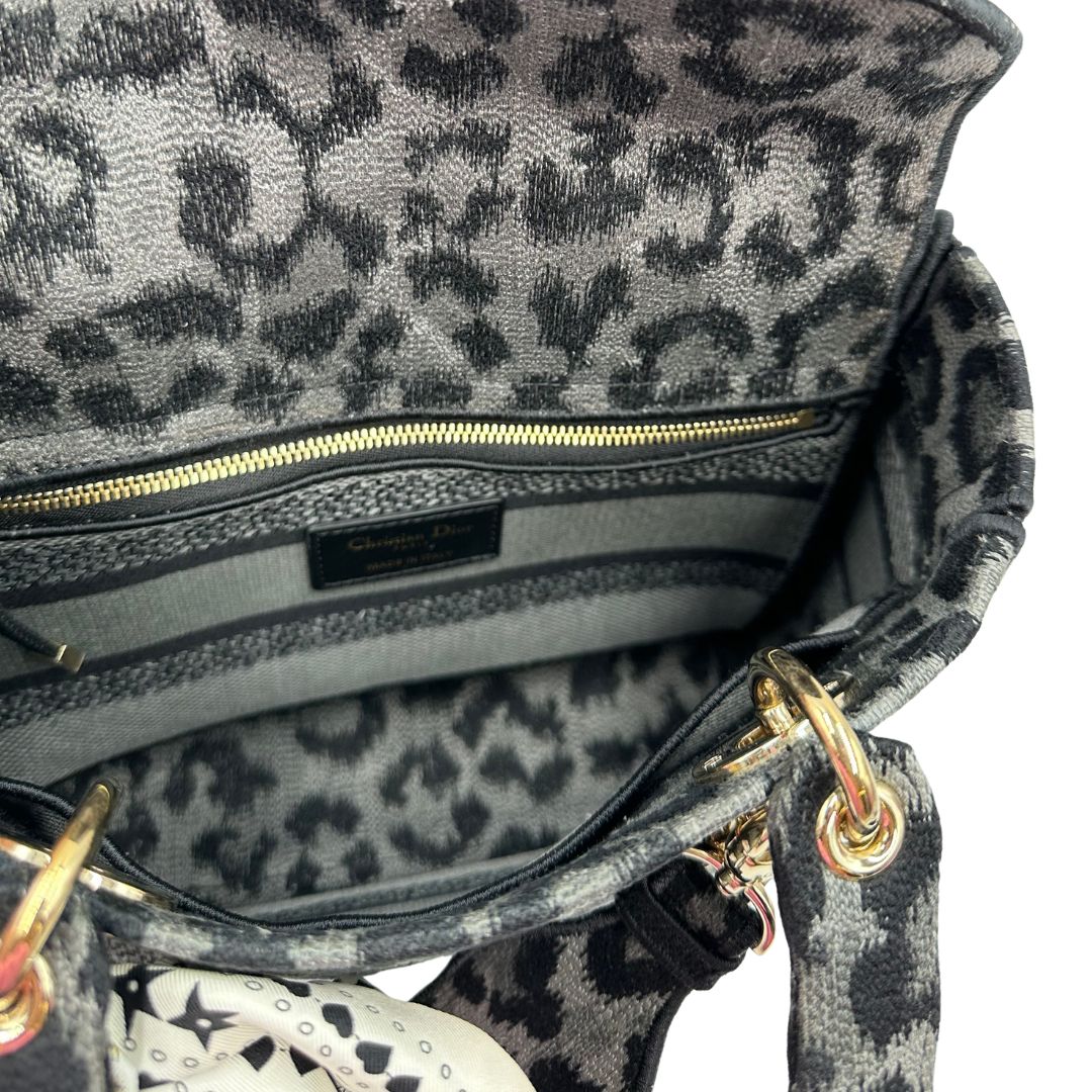 interno Borsa Lady D-Lite Christian Dior realizzata in tessuto grigio e nero con motivo animalier, di lusso, originale, usata 