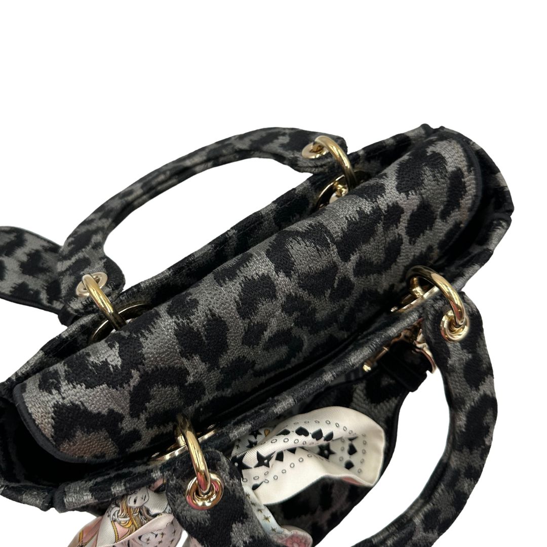 Borsa Lady D-Lite Christian Dior realizzata in tessuto grigio e nero con motivo animalier, di lusso, originale, usata 