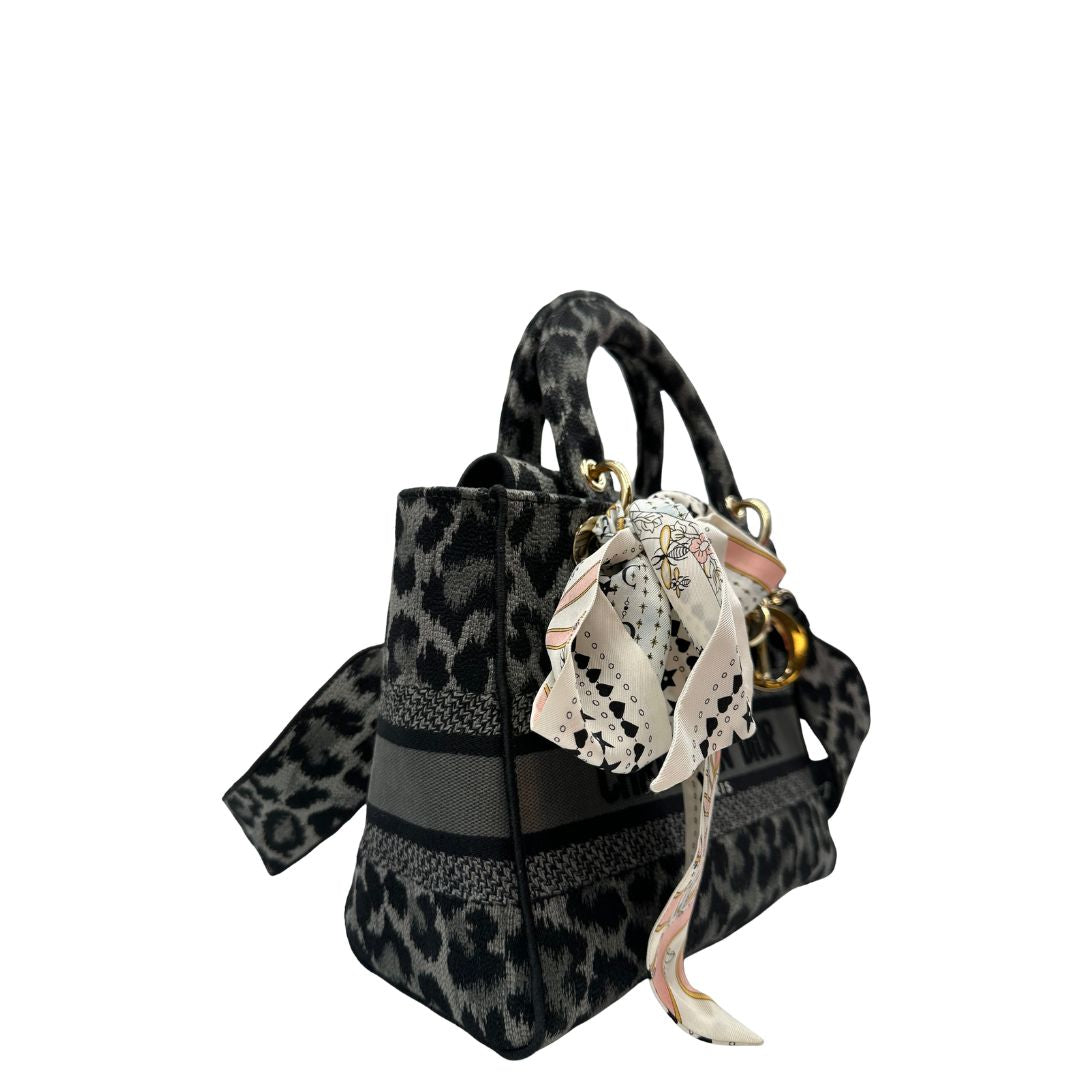lato Borsa Lady D-Lite Christian Dior realizzata in tessuto grigio e nero con motivo animalier, di lusso, originale, usata 