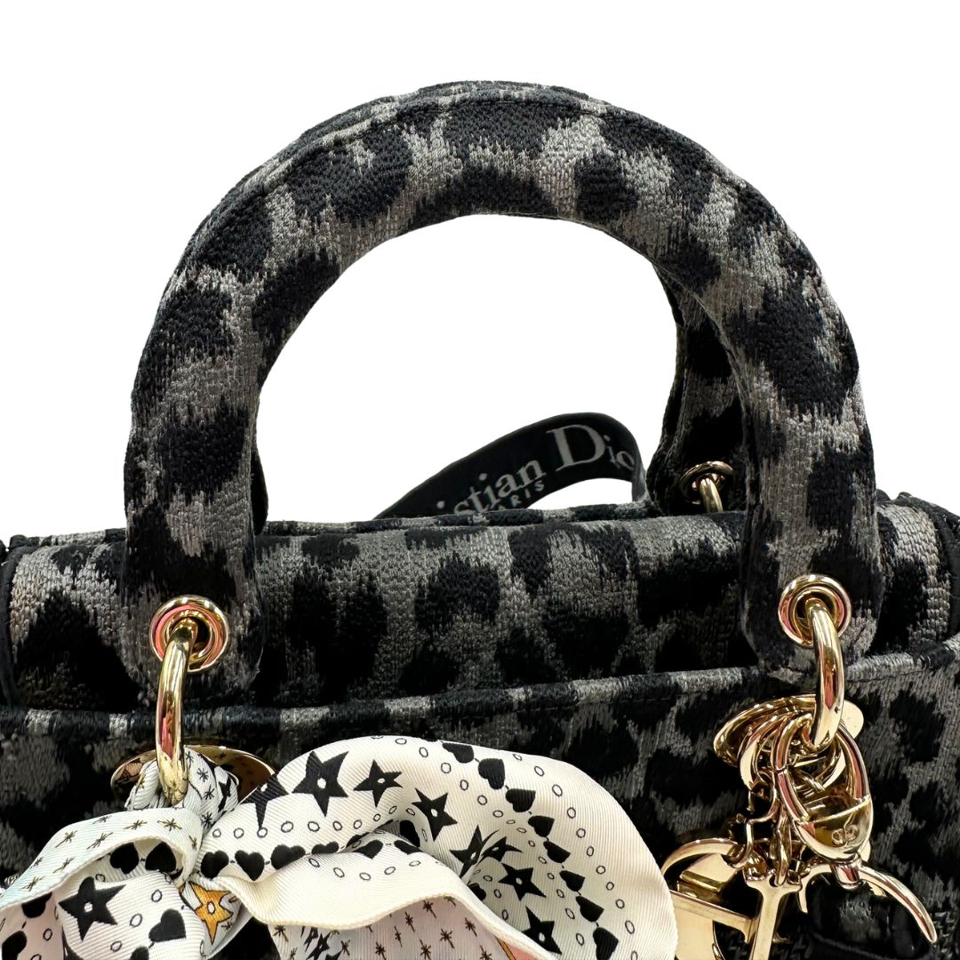 manici Borsa Lady D-Lite Christian Dior realizzata in tessuto grigio e nero con motivo animalier, di lusso, originale, usata 