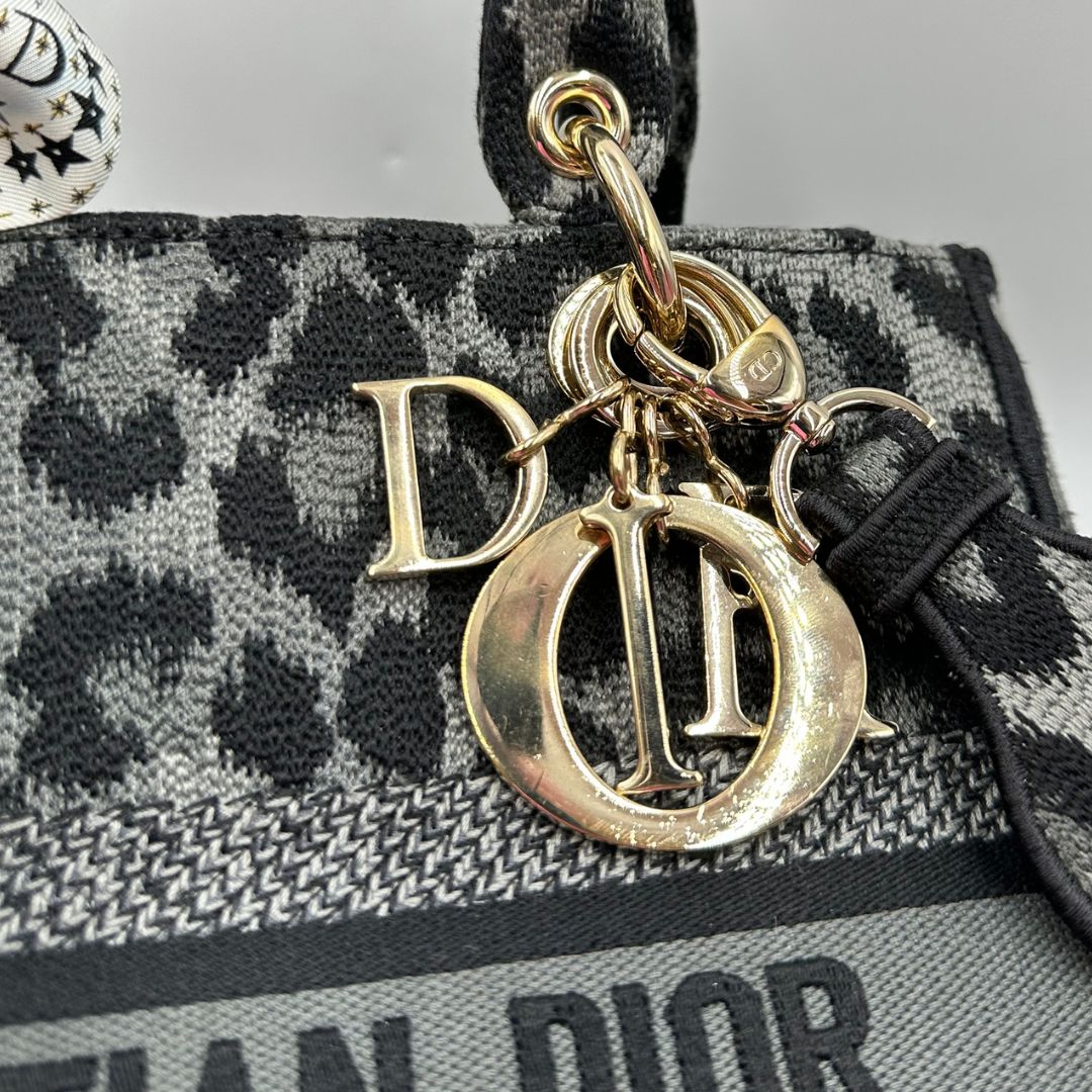 Borsa Lady D-Lite Christian Dior realizzata in tessuto grigio e nero con motivo animalier, di lusso, originale, usata