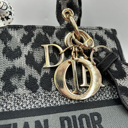 Borsa Lady D-Lite Christian Dior realizzata in tessuto grigio e nero con motivo animalier, di lusso, originale, usata