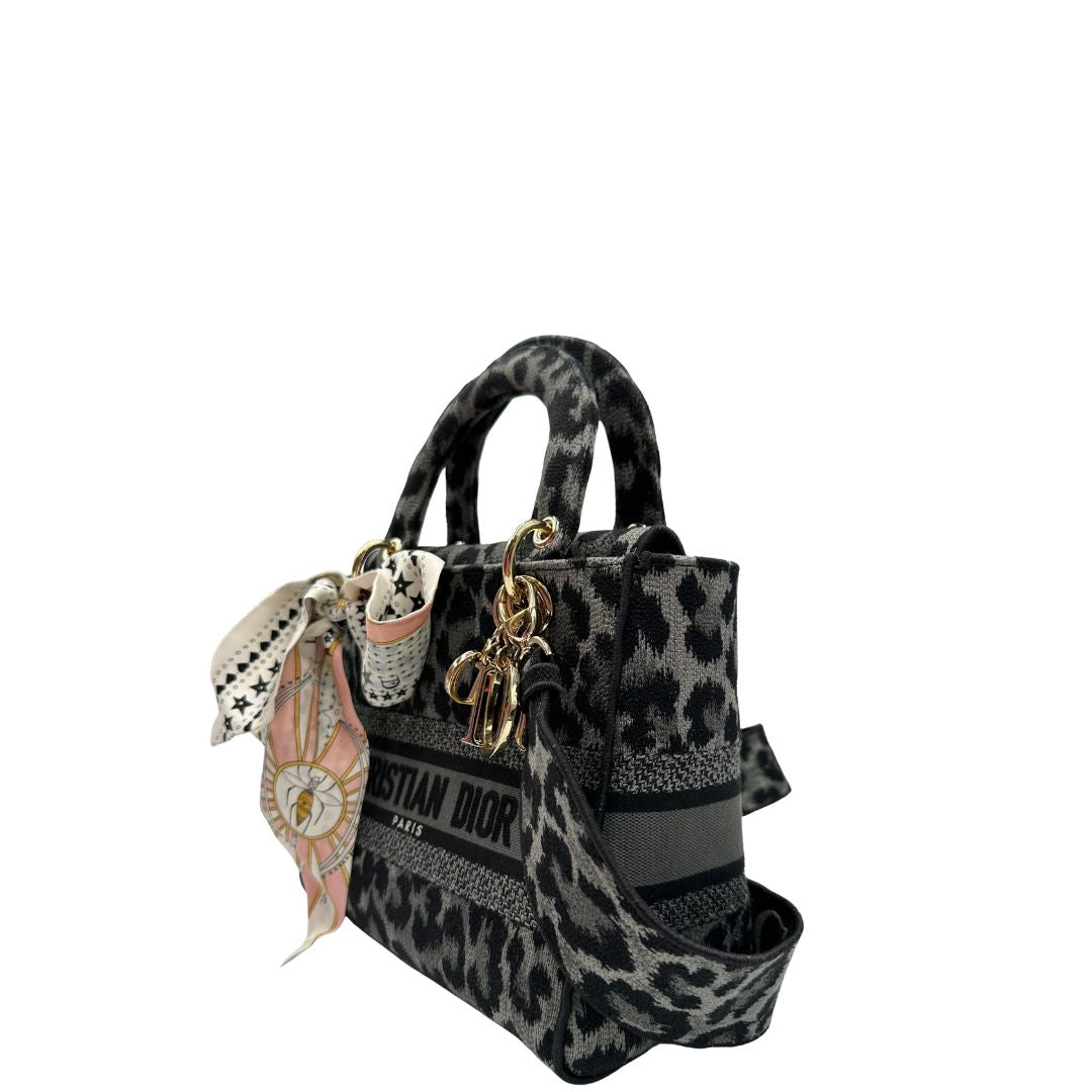 lato Borsa Lady D-Lite Christian Dior realizzata in tessuto grigio e nero con motivo animalier, di lusso, originale, usata 