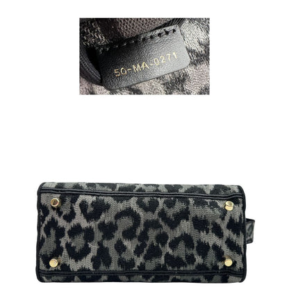 base Borsa Lady D-Lite Christian Dior realizzata in tessuto grigio e nero con motivo animalier, di lusso, originale, usata 
