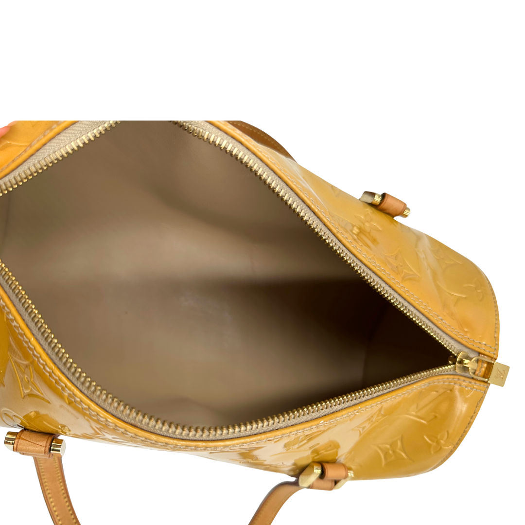 interno  Borsa Louis Vuitton in pelle vernis gialla monogram, munita di doppi manici, indossabile a spalla, di lusso, originale, buone condizioni. 