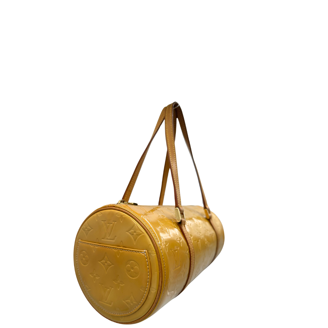 lato  Borsa Louis Vuitton in pelle vernis gialla monogram, munita di doppi manici, indossabile a spalla, di lusso, originale, buone condizioni. 