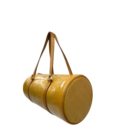 lato  Borsa Louis Vuitton in pelle vernis gialla monogram, munita di doppi manici, indossabile a spalla, di lusso, originale, buone condizioni. 