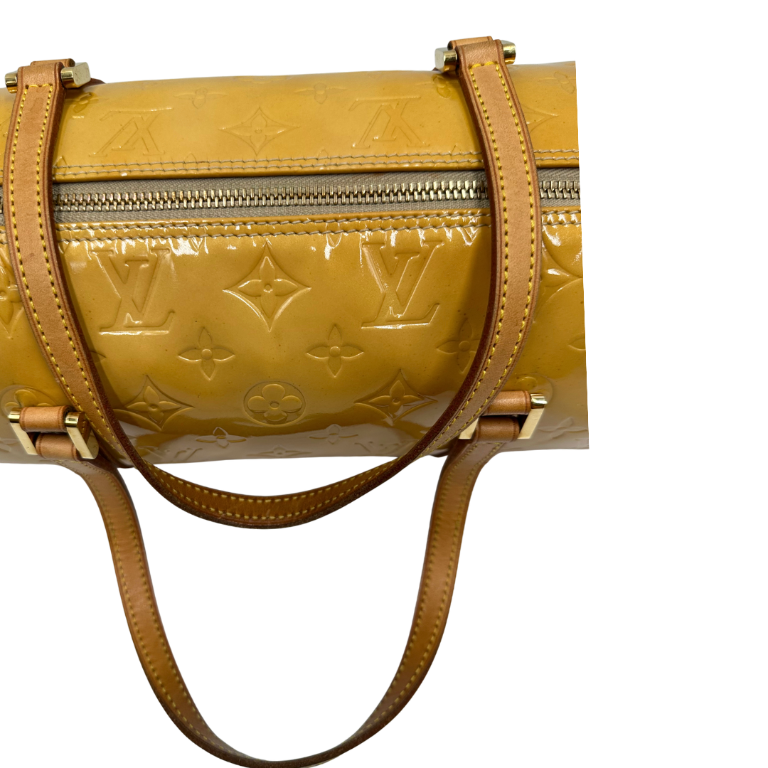 manici   Borsa Louis Vuitton in pelle vernis gialla monogram, munita di doppi manici, indossabile a spalla, di lusso, originale, buone condizioni.