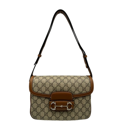 Front, Borsa Gucci in canvas beige GG e finiture in pelle color marrone con dettaglio Horsebit sulla chiusura. Borsa a spalla media con pattina frontale. Originale usata, di lusso, in ottime condizioni.