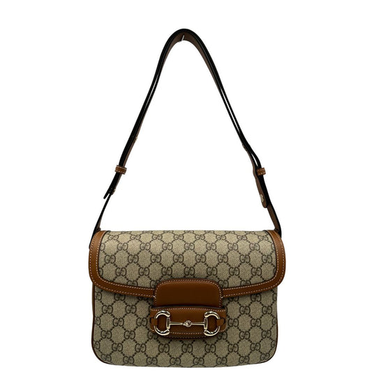 Front, Borsa Gucci in canvas beige GG e finiture in pelle color marrone con dettaglio Horsebit sulla chiusura. Borsa a spalla media con pattina frontale. Originale usata, di lusso, in ottime condizioni.