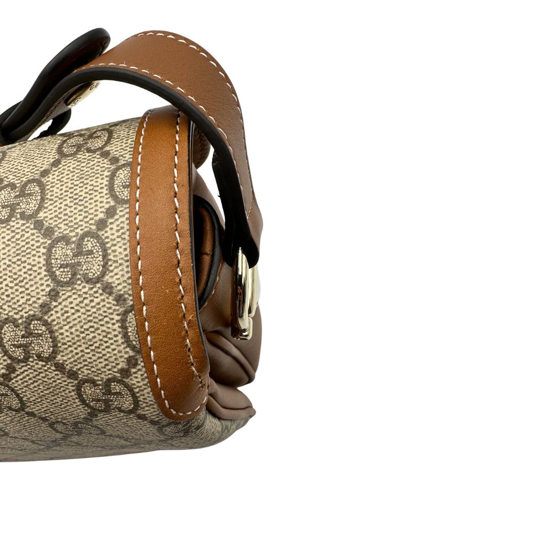 Borsa Gucci in canvas beige GG e finiture in pelle color marrone con dettaglio Horsebit sulla chiusura. Borsa a spalla media con pattina frontale. Originale usata, di lusso, in ottime condizioni.