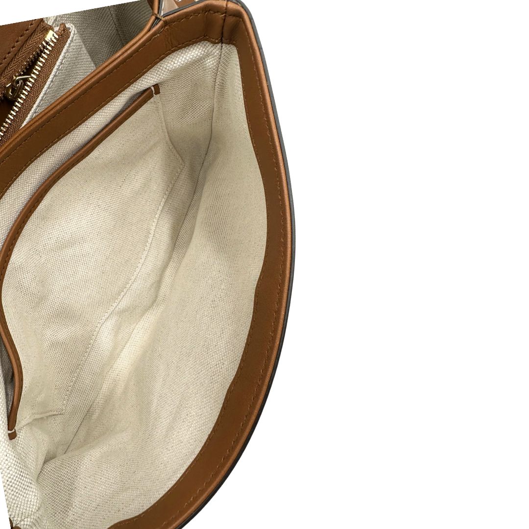 Interno, Borsa Gucci in canvas beige GG e finiture in pelle color marrone con dettaglio Horsebit sulla chiusura. Borsa a spalla media con pattina frontale. Originale usata, di lusso, in ottime condizioni.