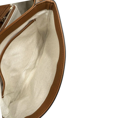 Interno, Borsa Gucci in canvas beige GG e finiture in pelle color marrone con dettaglio Horsebit sulla chiusura. Borsa a spalla media con pattina frontale. Originale usata, di lusso, in ottime condizioni.