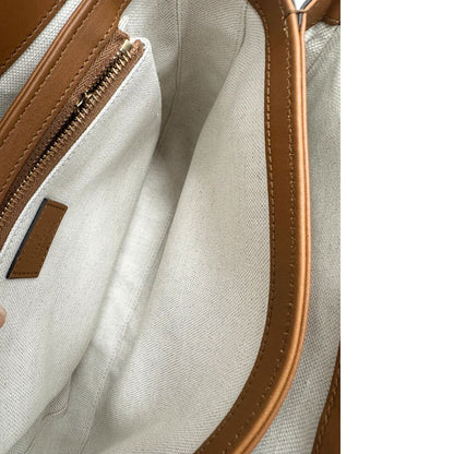 Interno, Borsa Gucci in canvas beige GG e finiture in pelle color marrone con dettaglio Horsebit sulla chiusura. Borsa a spalla media con pattina frontale. Originale usata, di lusso, in ottime condizioni.