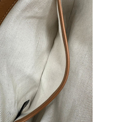 Interno tasca, Borsa Gucci in canvas beige GG e finiture in pelle color marrone con dettaglio Horsebit sulla chiusura. Borsa a spalla media con pattina frontale. Originale usata, di lusso, in ottime condizioni.