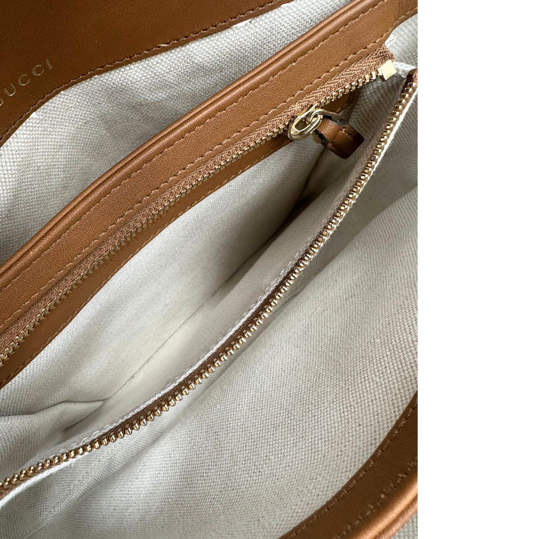 Interno, Borsa Gucci in canvas beige GG e finiture in pelle color marrone con dettaglio Horsebit sulla chiusura. Borsa a spalla media con pattina frontale. Originale usata, di lusso, in ottime condizioni.
