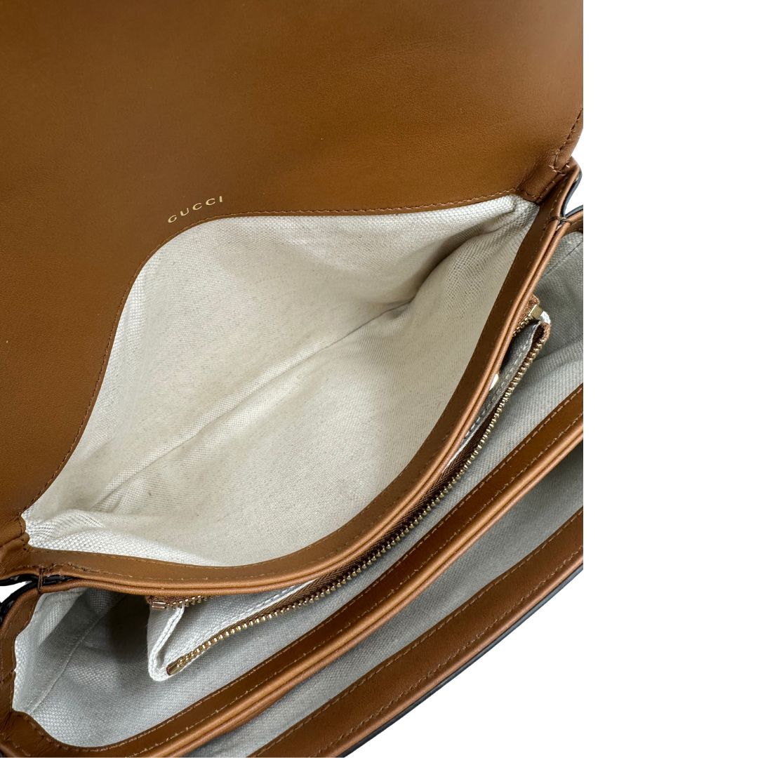 Interno, Borsa Gucci in canvas beige GG e finiture in pelle color marrone con dettaglio Horsebit sulla chiusura. Borsa a spalla media con pattina frontale. Originale usata, di lusso, in ottime condizioni.