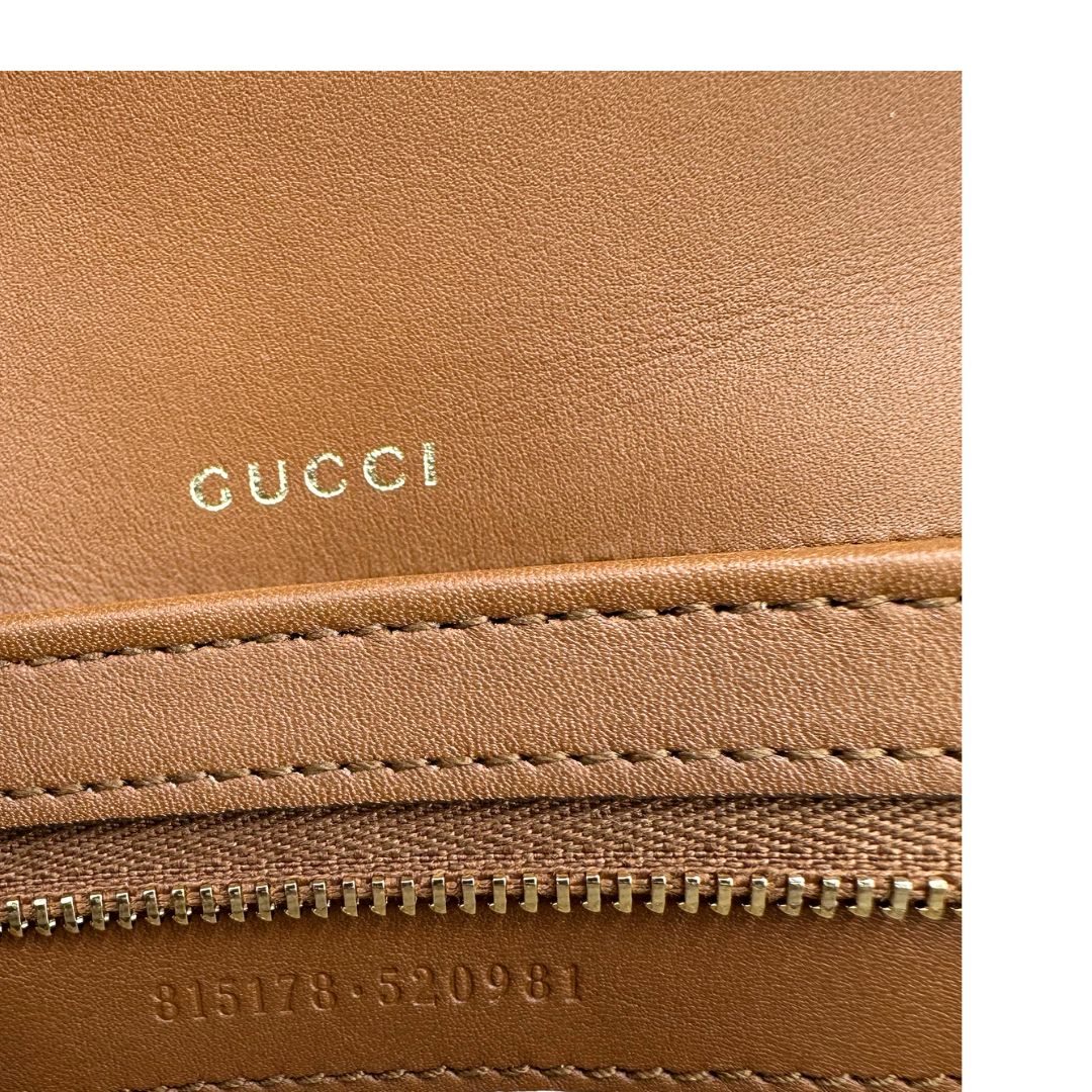 Codice, Borsa Gucci in canvas beige GG e finiture in pelle color marrone con dettaglio Horsebit sulla chiusura. Borsa a spalla media con pattina frontale. Originale usata, di lusso, in ottime condizioni.