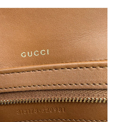 Codice, Borsa Gucci in canvas beige GG e finiture in pelle color marrone con dettaglio Horsebit sulla chiusura. Borsa a spalla media con pattina frontale. Originale usata, di lusso, in ottime condizioni.