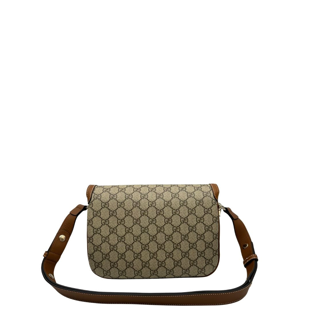 Retro, Borsa Gucci in canvas beige GG e finiture in pelle color marrone con dettaglio Horsebit sulla chiusura. Borsa a spalla media con pattina frontale. Originale usata, di lusso, in ottime condizioni.