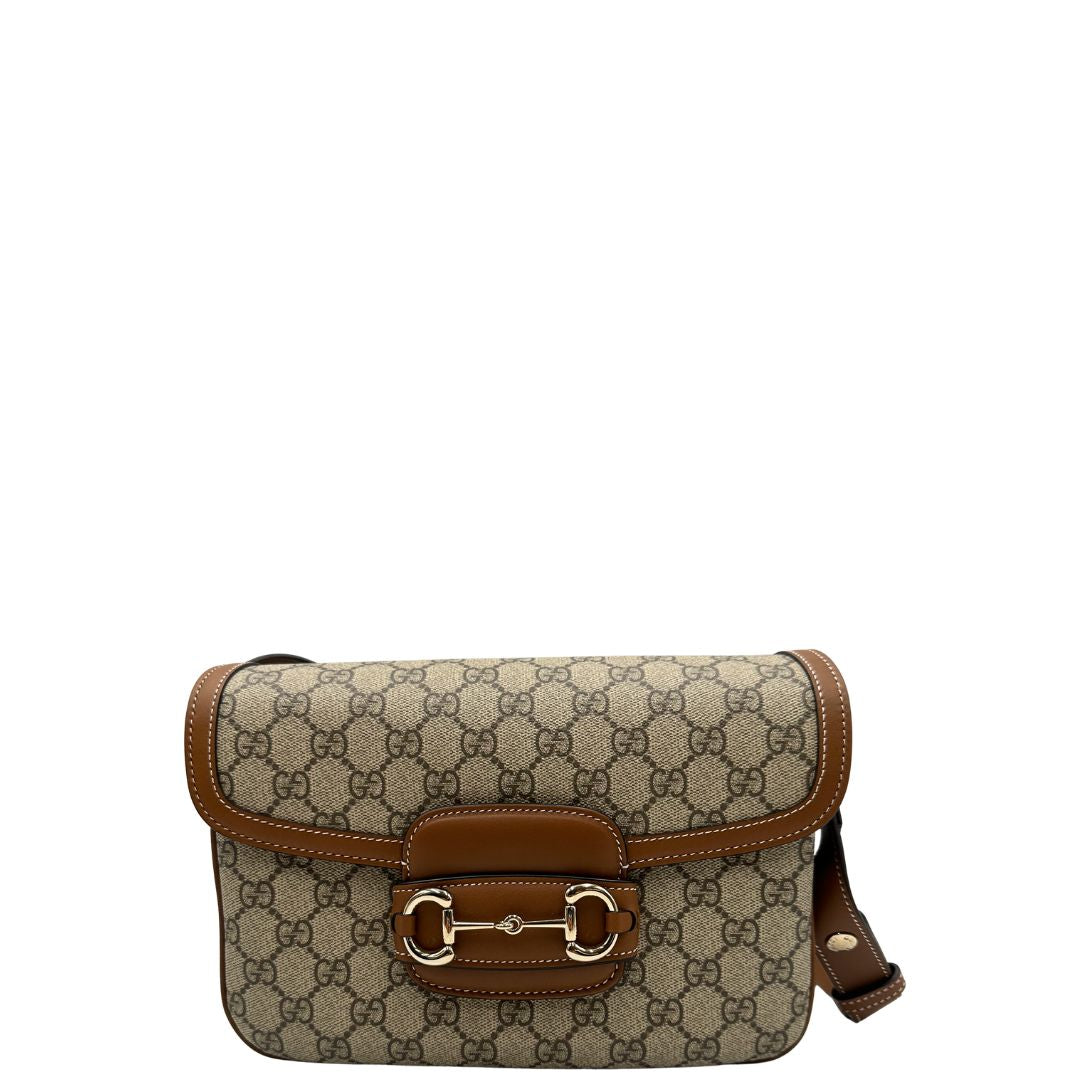 Front, Borsa Gucci in canvas beige GG e finiture in pelle color marrone con dettaglio Horsebit sulla chiusura. Borsa a spalla media con pattina frontale. Originale usata, di lusso, in ottime condizioni.