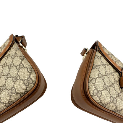 Angoli, Borsa Gucci in canvas beige GG e finiture in pelle color marrone con dettaglio Horsebit sulla chiusura. Borsa a spalla media con pattina frontale. Originale usata, di lusso, in ottime condizioni.