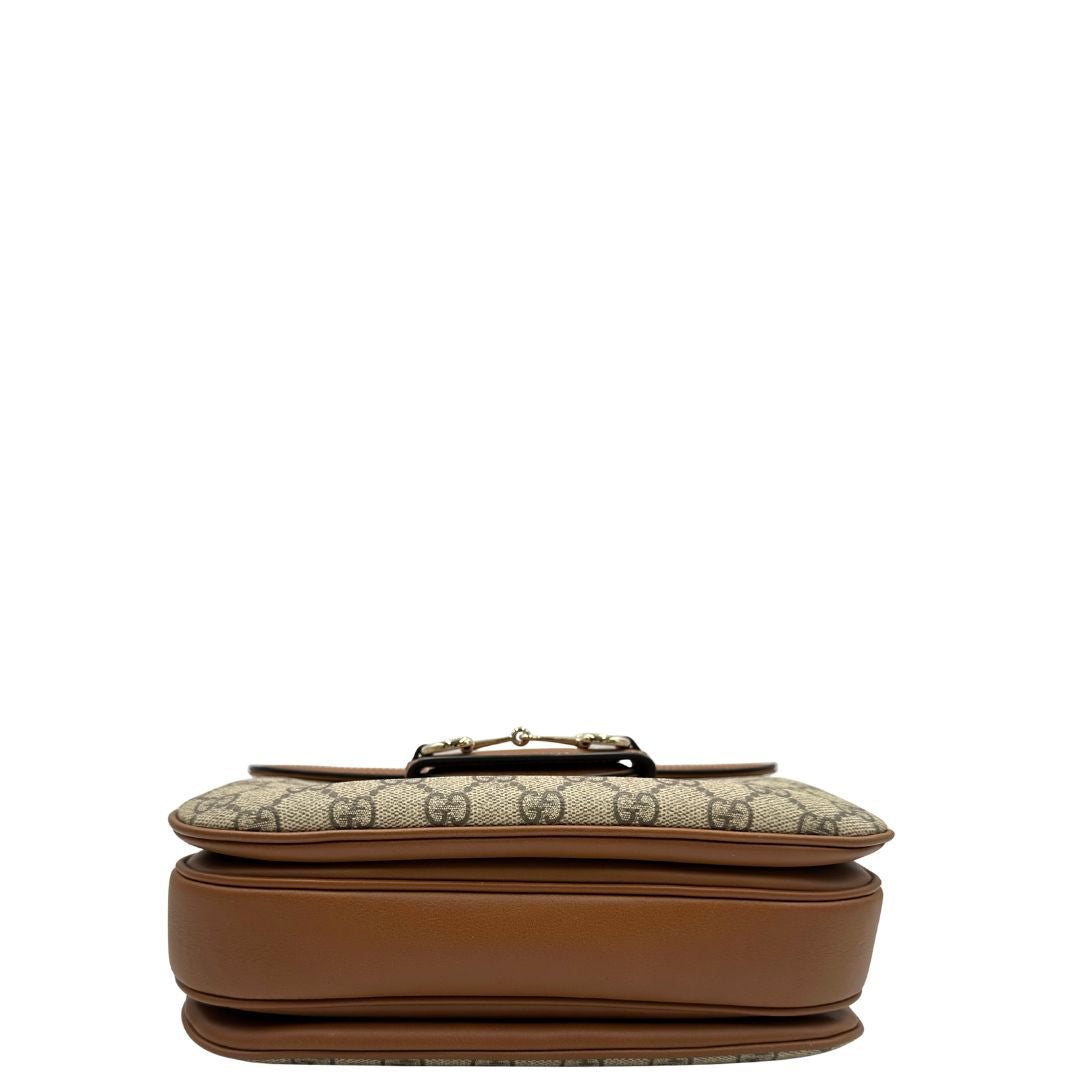 Base, Borsa Gucci in canvas beige GG e finiture in pelle color marrone con dettaglio Horsebit sulla chiusura. Borsa a spalla media con pattina frontale. Originale usata, di lusso, in ottime condizioni.