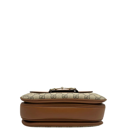 Base, Borsa Gucci in canvas beige GG e finiture in pelle color marrone con dettaglio Horsebit sulla chiusura. Borsa a spalla media con pattina frontale. Originale usata, di lusso, in ottime condizioni.