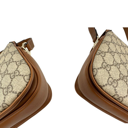 Angoli, Borsa Gucci in canvas beige GG e finiture in pelle color marrone con dettaglio Horsebit sulla chiusura. Borsa a spalla media con pattina frontale. Originale usata, di lusso, in ottime condizioni.